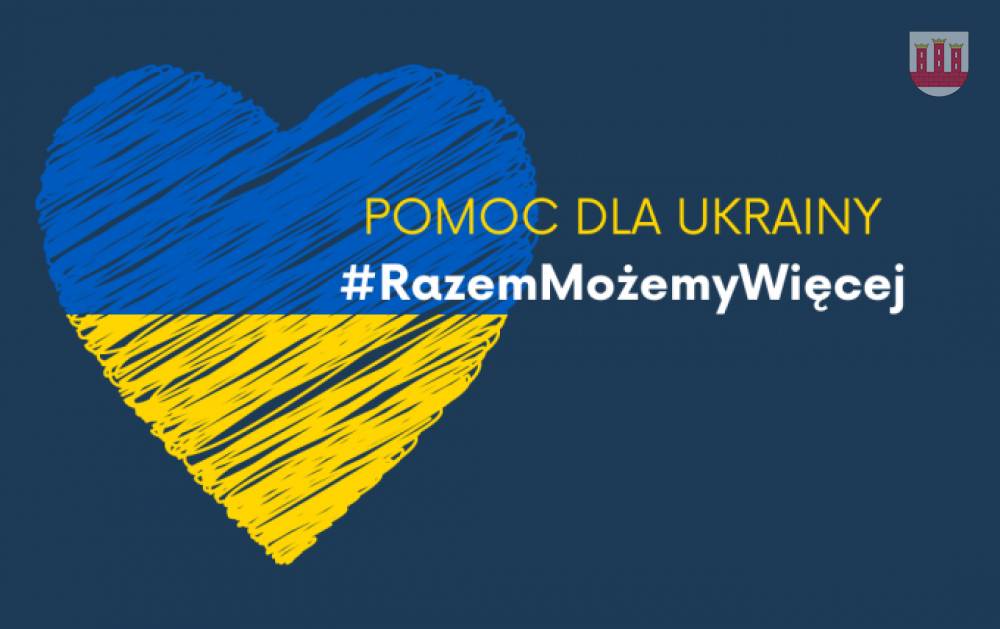 : Grafika posiada szare tło. Z lewej duże niebiesko-żółte serce. Na środku tekst: Pomoc dla Ukrainy. Razem możemy więcej.